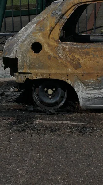 Tiro Vertical Carro Queimado Abandonado Beira Estrada — Fotografia de Stock