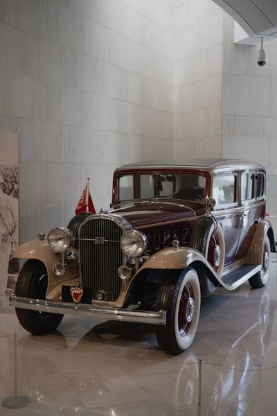 Colpo Verticale Una Buick Marrone Auto Epoca Nel Museo Del — Foto Stock