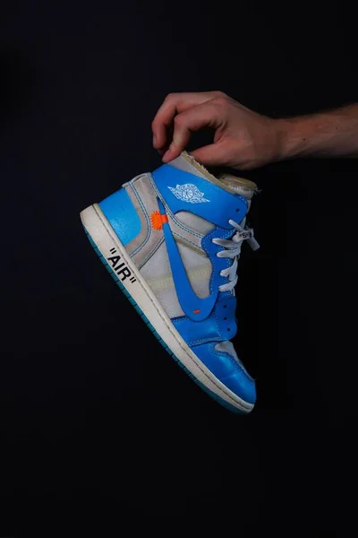 Sebuah Tembakan Vertikal Sepatu Sneaker Air Jordan Biru Latar Belakang — Stok Foto
