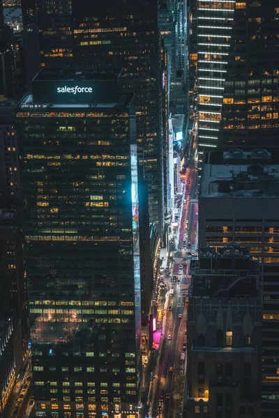 アメリカ ニューヨークの夜にライトアップされた高層ビル群の俯瞰図 — ストック写真