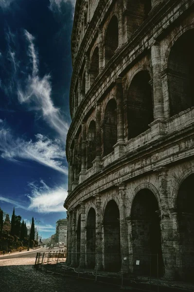 Disparo Vertical Del Coliseo Contra Cielo Azul Nublado Roma Italia —  Fotos de Stock