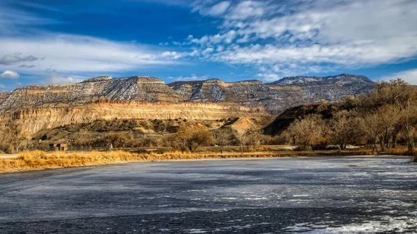 Frozen Lake Rocky Mountain Landscape Cloudy Blue Sky — Stock Photo, Image