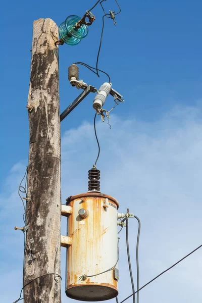 Disparo Vertical Transformador Eléctrico Oxidado Sobre Fondo Azul Del Cielo —  Fotos de Stock