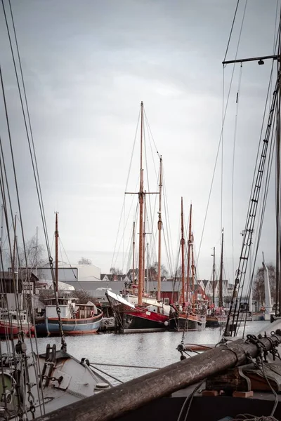 Tiro Vertical Navios Atracados Porto Greifswald Alemanha Num Dia Nublado — Fotografia de Stock