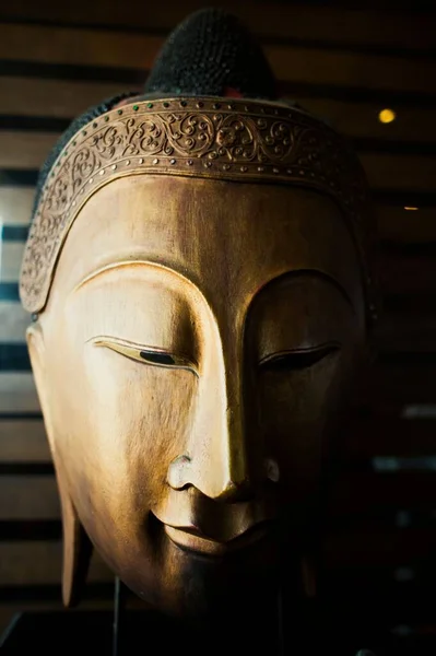 Tiro Vertical Close Rosto Estátua Dourada Buda — Fotografia de Stock