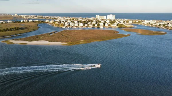 Ein Boot Das Einer Stadt Wilmington Meer Vorbeifährt — Stockfoto