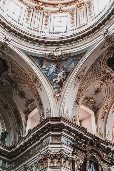 Een Verticaal Shot Van Het Interieur Van Een Prachtige Kathedraal — Stockfoto