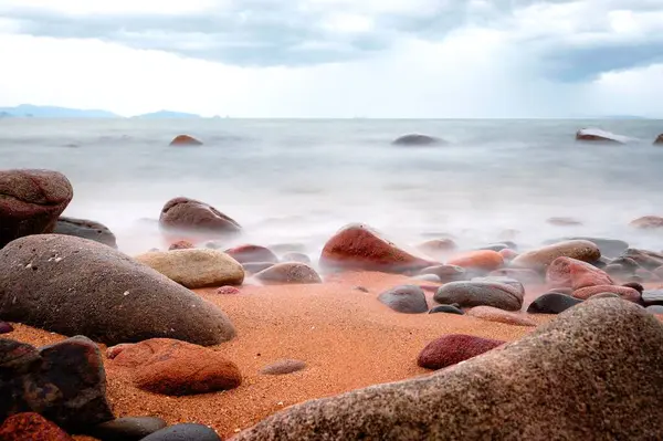 Uma Praia Com Rochas Nas Areias Contra Mar — Fotografia de Stock