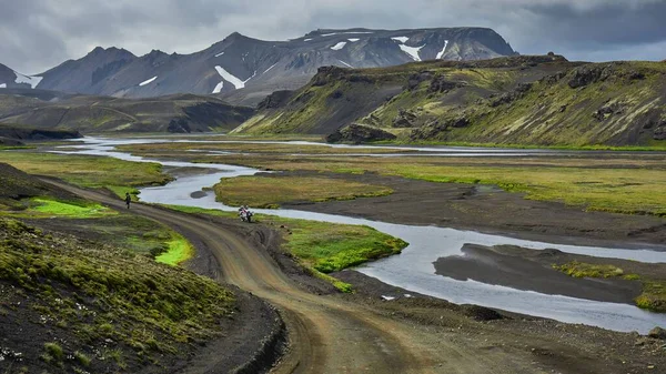 Hermoso Plano Paisaje Bajo Cielo Nublado Cerca Lago — Foto de Stock