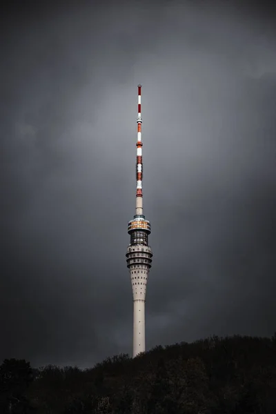 Eine Vertikale Aufnahme Des Fernsehturms Vor Bewölktem Himmel Dresden Deutschland — Stockfoto