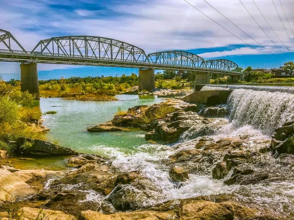 Maravilloso Puente Sobre Río Llano Magníficas Cataratas — Foto de Stock