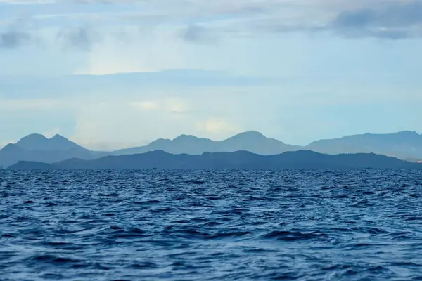 Μια Ειρηνική Θαλασσογραφία Βουνά Και Ορίζοντα Στις Φιλιππίνες — Φωτογραφία Αρχείου