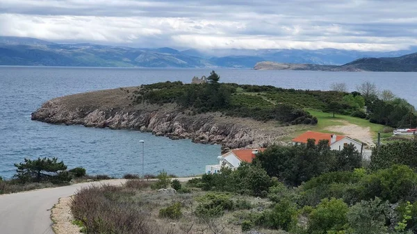 Une Belle Baie Sur Fond Montagnes Nuageuses — Photo