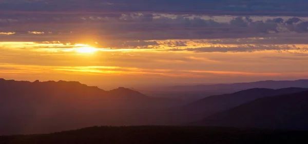 Una Vista Fascinante Una Puesta Sol Dorada Sobre Las Montañas — Foto de Stock