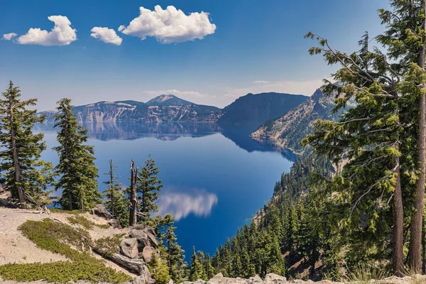 Eine Luftaufnahme Des Von Bergen Umgebenen Crater Lake Oregon — Stockfoto