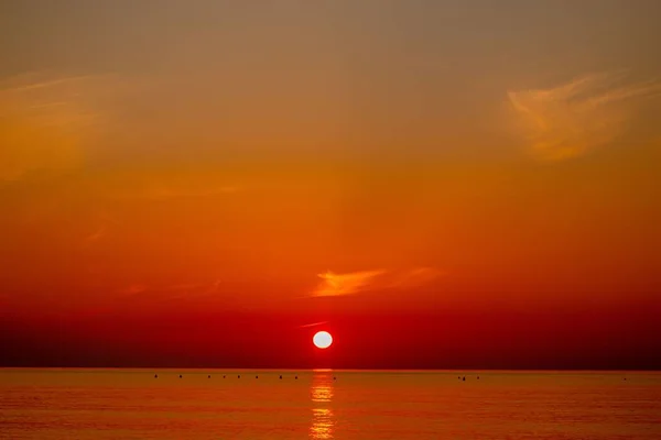 Uno Splendido Scenario Tramonto Con Cielo Arancione Rosso Mare Calmo — Foto Stock