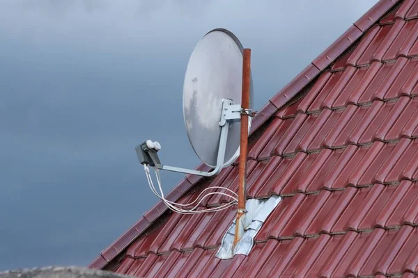 Una Vista Una Antena Parabólica Techo Contra Cielo Nublado —  Fotos de Stock