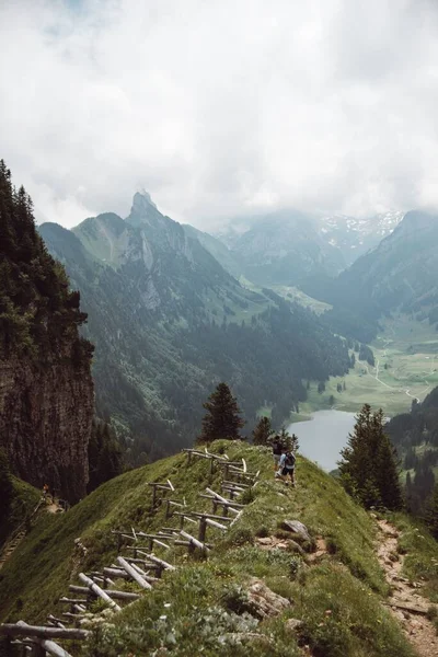 Tiro Vertical Uma Paisagem Montanhas Com Seus Picos Altos Sob — Fotografia de Stock
