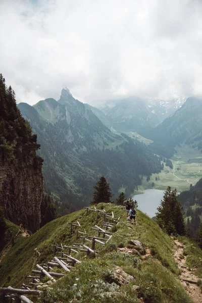 Een Verticaal Schot Van Een Landschap Van Bergen Met Zijn — Stockfoto