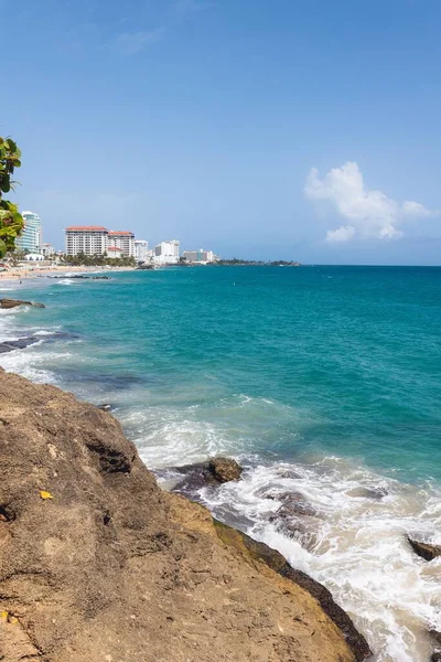 Plano Vertical Paisaje Marino Azul Con Una Costa Paisaje Urbano —  Fotos de Stock