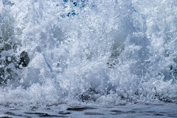 Океанские Волны Разбиваются Песчаном Пляже Морские Волны Разбиваются Берегу Природный — стоковое фото
