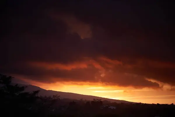 Захватывающая Сцена Прекрасного Восхода Солнца Разноцветном Облачном Небе — стоковое фото