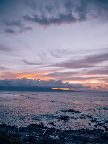 Een Verticaal Shot Van Zonsondergang Boven Golven Van Zee Maui — Stockfoto