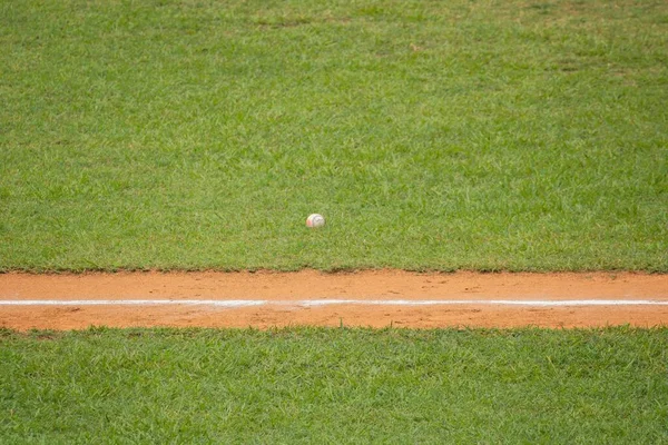 Een Bal Een Voetbalveld Met Groen Gras — Stockfoto