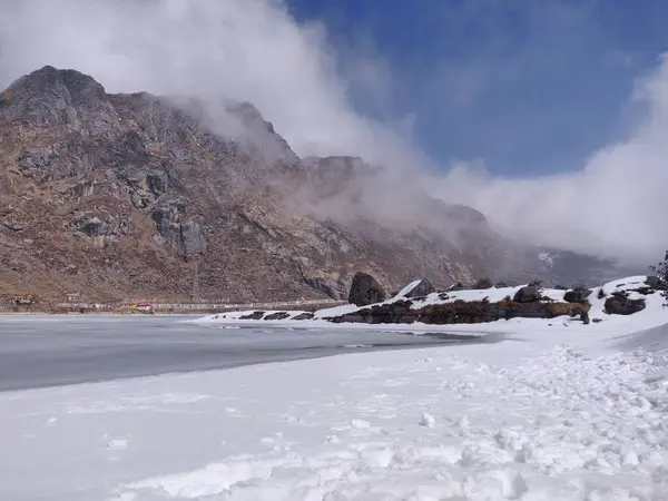 화창하고 안개가 눈덮인 얼어붙은 호수와 바위투성이 — 스톡 사진