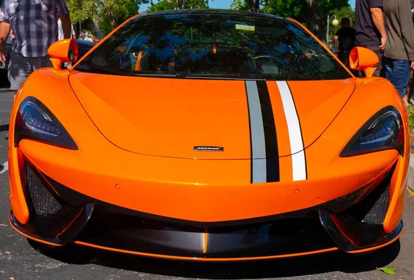 Carro Desportivo Laranja Brilhante Mclaren Estacionado Livre — Fotografia de Stock