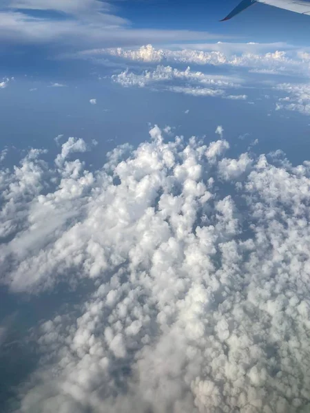 Plano Vertical Nubes Esponjosas Vista Desde Dentro Avión — Foto de Stock
