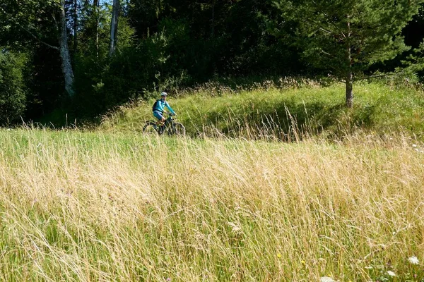 Cyclist Riding Green Field Region Toss Valley Zurich Switzerland — Stock Photo, Image