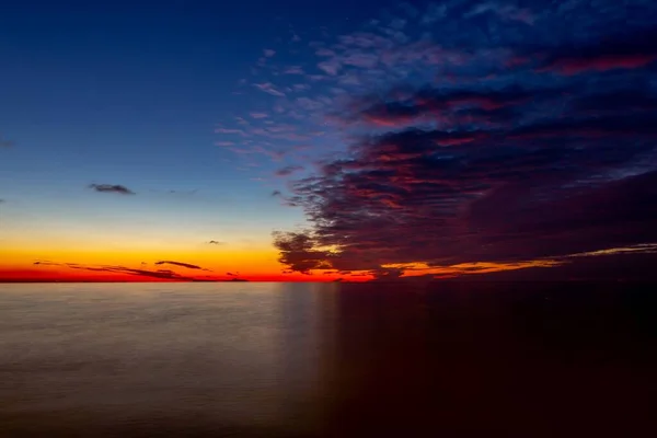 Hermoso Paisaje Cielo Anaranjado Azul Después Del Atardecer Con Nubes — Foto de Stock