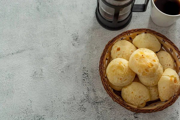 Kosz Pieczywem Serowym Lub Pao Queijo Itenami Kawy Kamiennym Stole — Zdjęcie stockowe