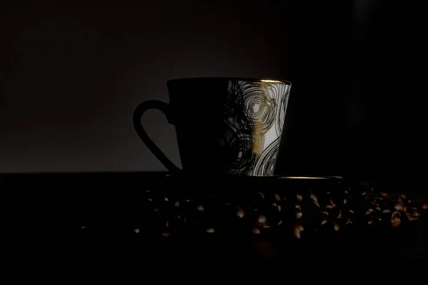 Una Tazza Caffè Chicchi Caffè Tutto Tavolo Con Illuminazione Sorprendente — Foto Stock