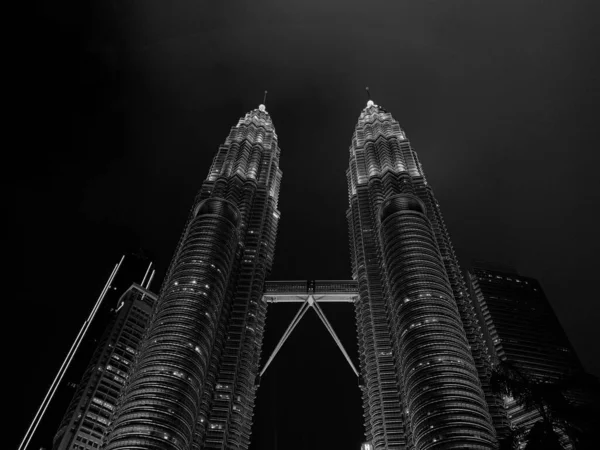 Vista Baixo Ângulo Torre Gêmea Petronas Noite Kuala Lumpur — Fotografia de Stock