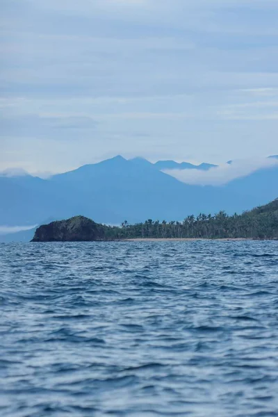 Вертикальний Постріл Морських Хвиль Силуетів Гір Узбережжя Філіппін — стокове фото