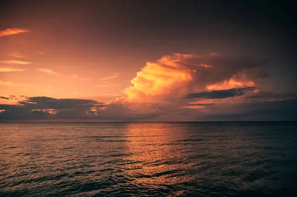 夕暮れ時の海面の美しい景色と最後の太陽の光で覆われています — ストック写真