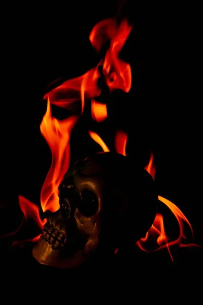 Vertical Shot Fire Burning Dark Golden Skull Front — Stock Photo, Image