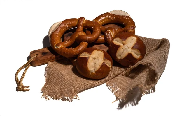 Babiera Brot Und Weizenbrezel Mit Einem Bast Tuch Auf Weißem — Stockfoto