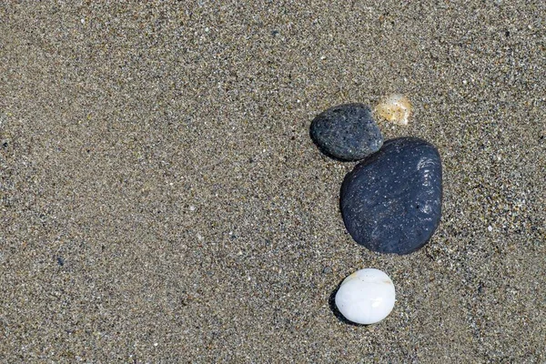 Τρεις Ημιβυθισμένοι Βράχοι Στην Άμμο Στην Παραλία — Φωτογραφία Αρχείου