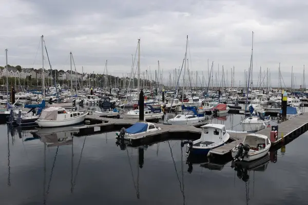 Vacker Utsikt Över Båtar Förtöjda Hamn Molnig Dag Bangor Storbritannien — Stockfoto