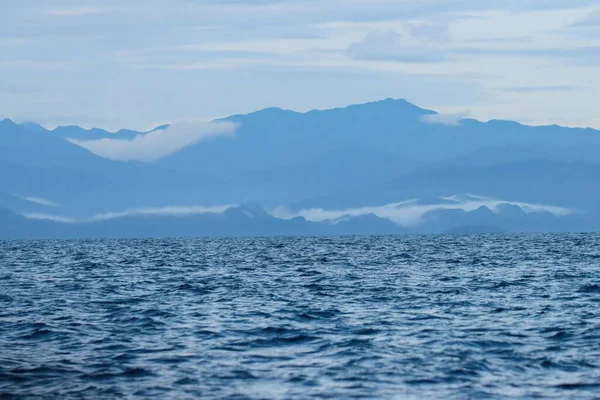 Una Vista Dalle Onde Oceaniche Delle Silhouette Delle Montagne Nelle — Foto Stock
