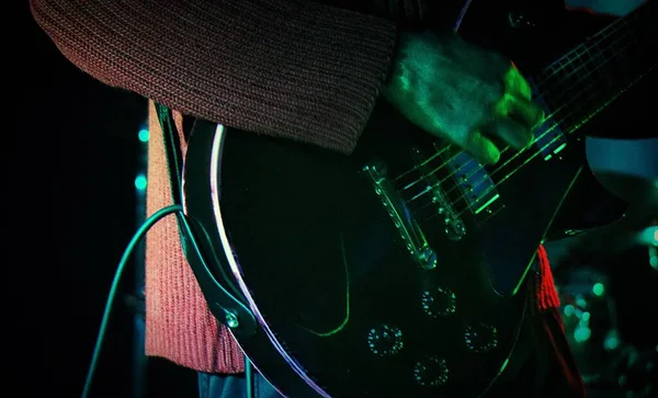 Primer Plano Una Persona Tocando Una Guitarra Eléctrica — Foto de Stock