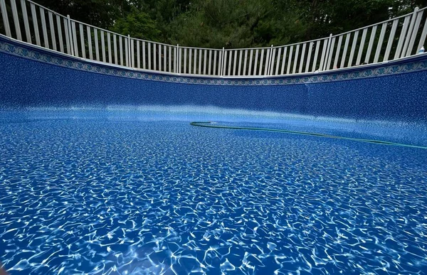 Nízkoúhlý Záběr Zelené Chatrče Plnící Oválný Modrý Bazén — Stock fotografie