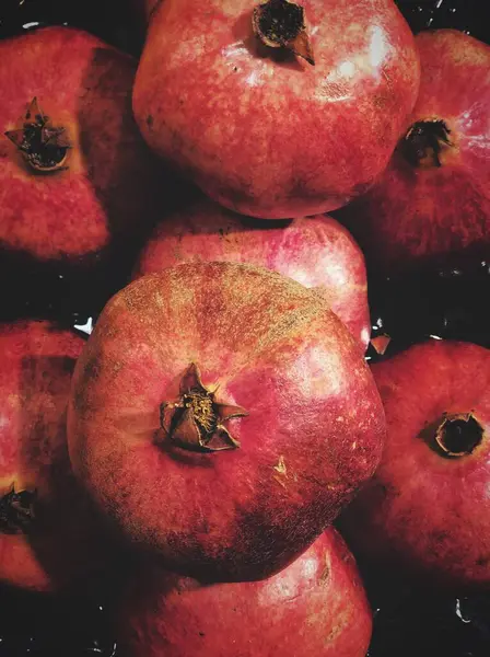Vertikální Záběr Granátových Jablek Uspořádaných Jeden Druhém — Stock fotografie