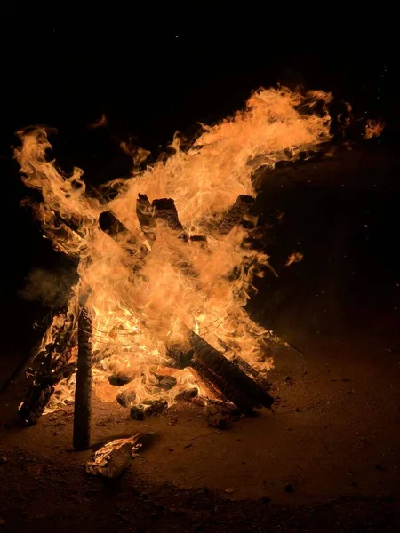 夜のたき火の垂直ショット — ストック写真