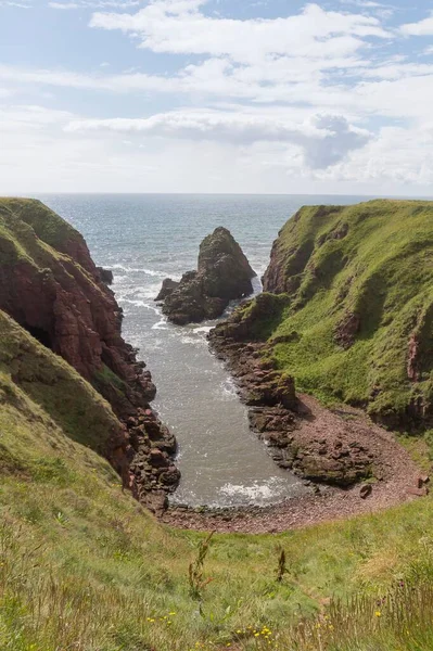 Pionowe Ujęcie Klifów Skał Zielonych Gór Wybrzeżu Szkocji Wielka Brytania — Zdjęcie stockowe