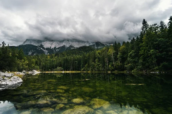 Paisagem Tirar Fôlego Lago Alpino Turquesa Carezza Rodeado Por Floresta — Fotografia de Stock