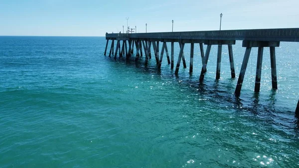 Rustig Water Aan Het Strand Bij Pier — Stockfoto